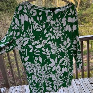 Vibrant Ann Taylor knit top with 3/4 length sleeves
